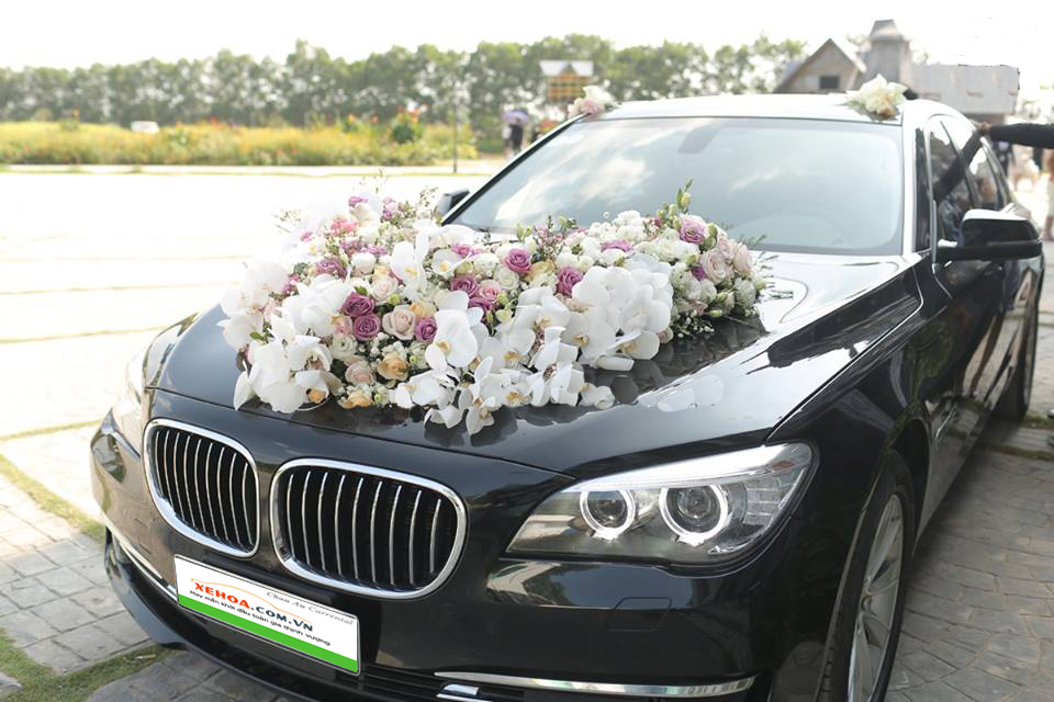 Với Tuấn Thành Wedding, bộ sưu tập xe hoa BMW 320i sẽ khiến ngày cưới của bạn lịch sự và sang trọng hơn bao giờ hết. Thuê xe hoa BMW 320i của chúng tôi đem đến cảm giác chịu được sự chuyên nghiệp và hiện đại, đồng thời phù hợp với một đám cưới đẳng cấp.